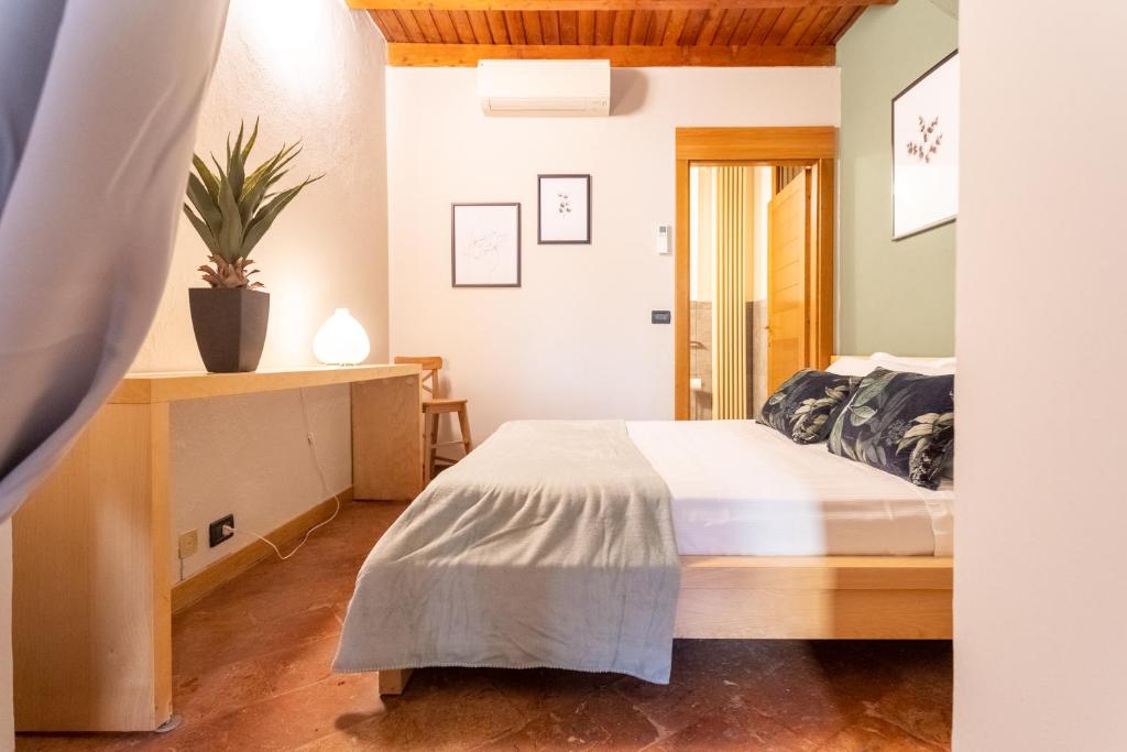 una camera da letto con un letto e un tavolo di legno di San Fedele Apartment - Historical Como City Center by Rent All Como a Como