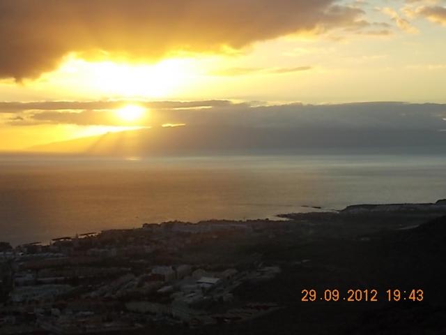 una imagen de la puesta de sol sobre el océano en Villa Juliana en Adeje
