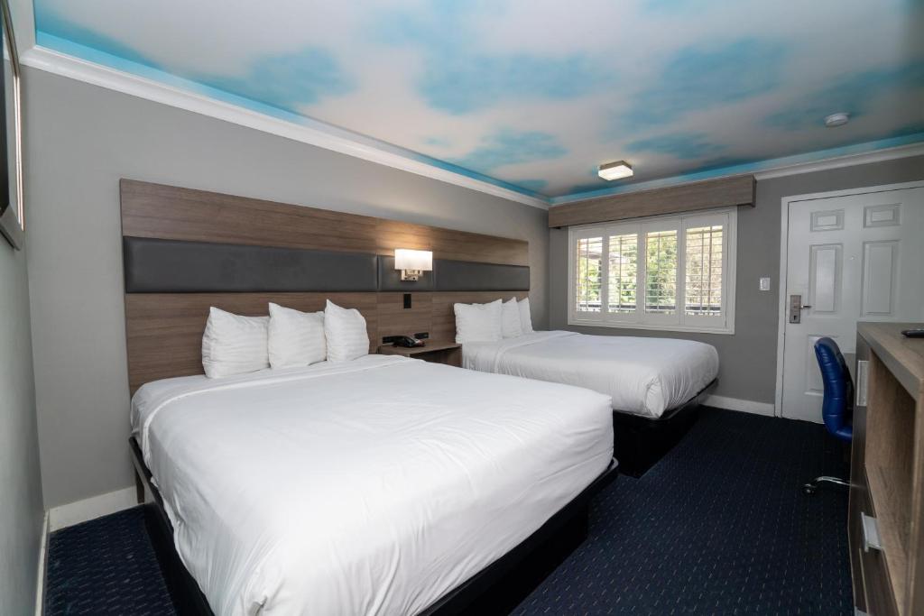 Hollywood Palms Inns & Suites - Queen Room With Two Queen Beds - Smoking