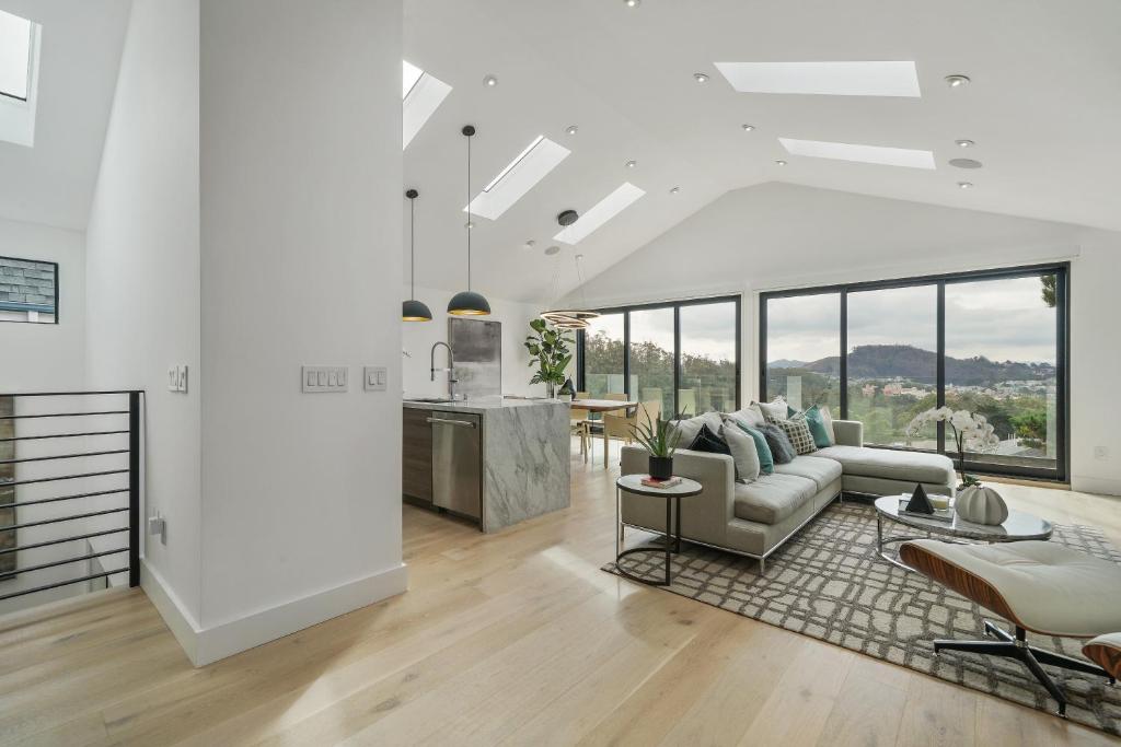 uma sala de estar com um sofá e uma mesa em Exceptional Hilltop View Villa em São Francisco