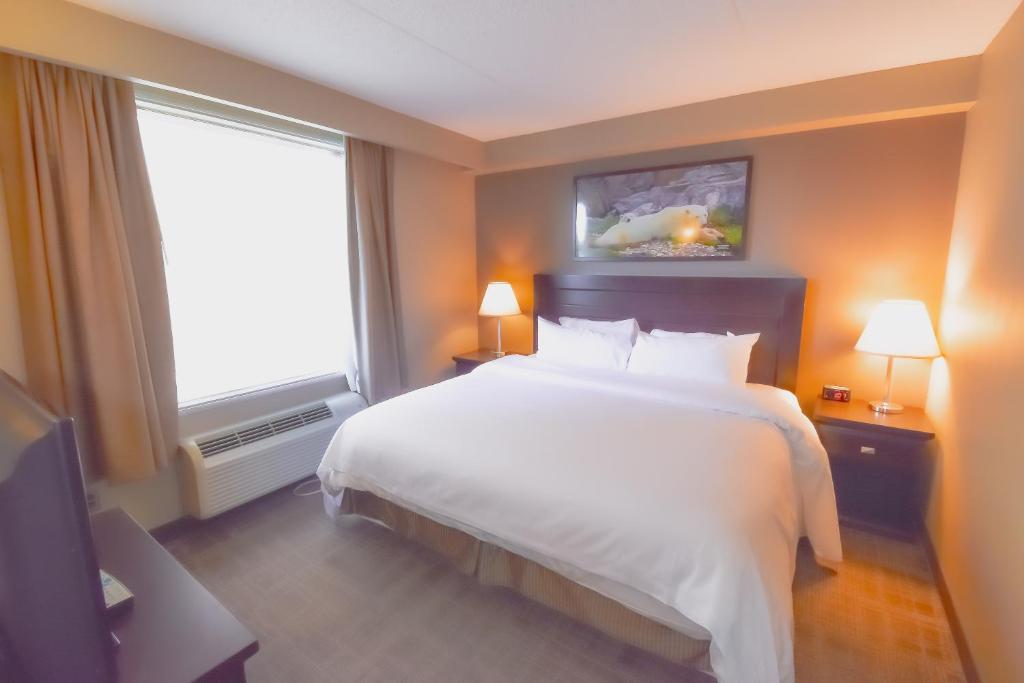 Postel nebo postele na pokoji v ubytování Canad Inns Destination Centre Transcona