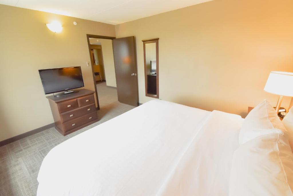 TV a/nebo společenská místnost v ubytování Canad Inns Destination Centre Transcona