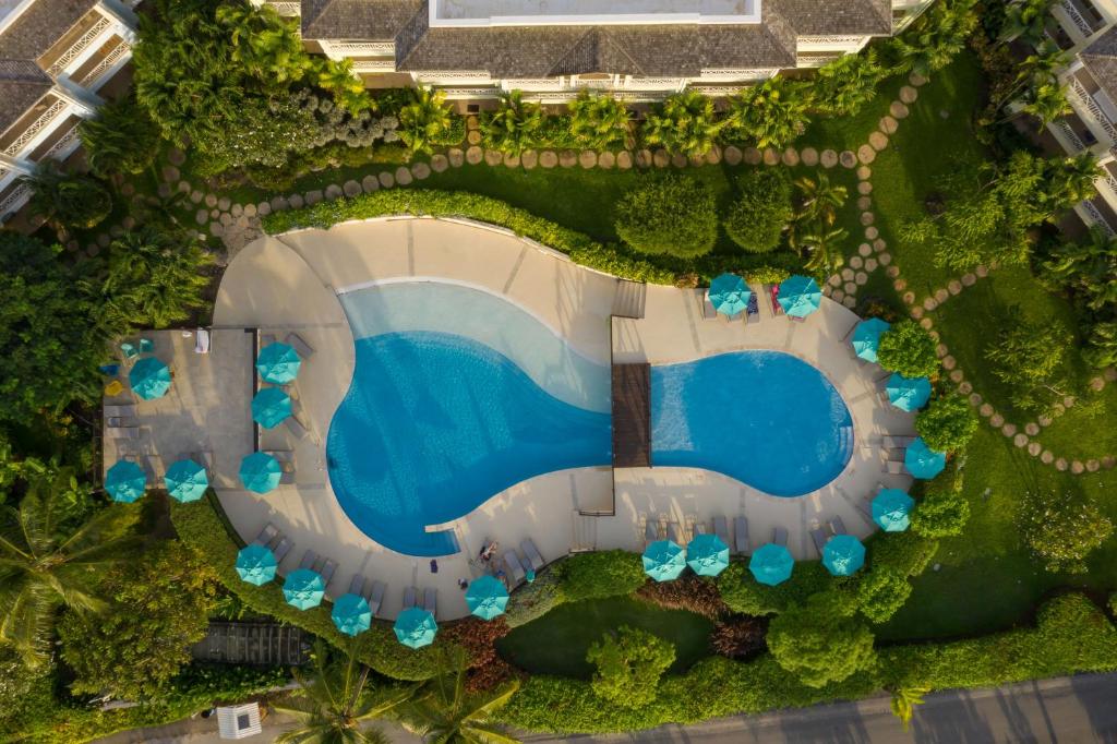 una vista aérea de una piscina en un complejo en Beach View Hotel en Saint James