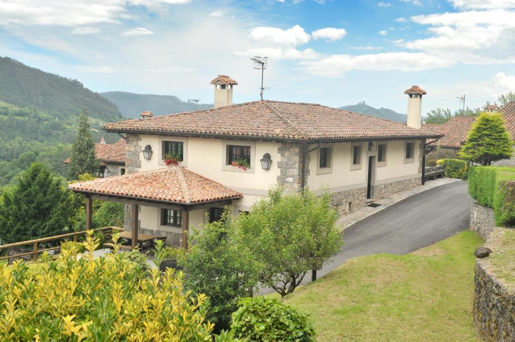 uma casa com uma estrada em frente em Casas Rurales El Llugarón em Miravalles