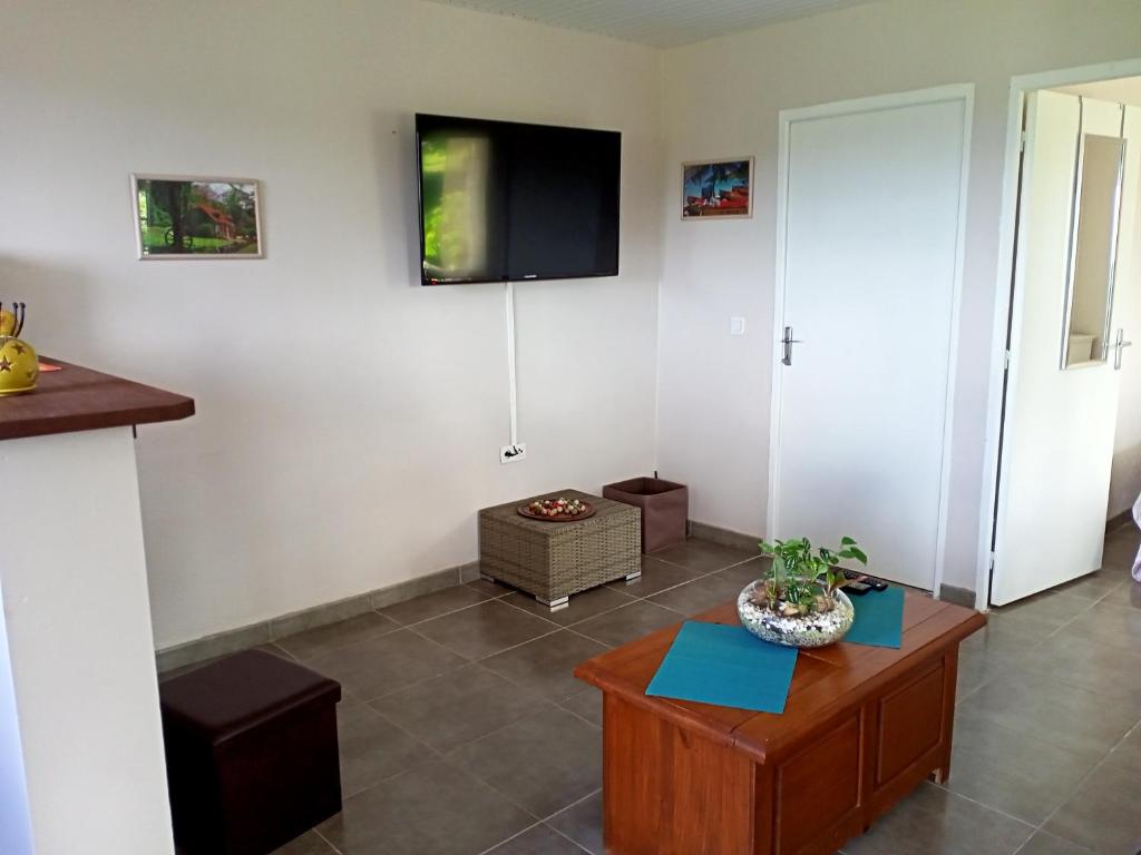TV a/nebo společenská místnost v ubytování T2 Échappée belle Sainte-Marie Kybo Karaib Location pkg Mtgne Cosy