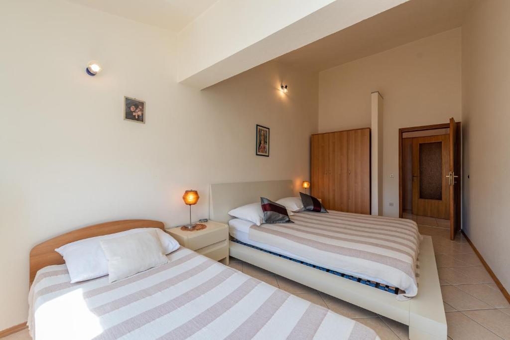 1 dormitorio con 2 camas en una habitación en Apartmani Merica, en Pakoštane