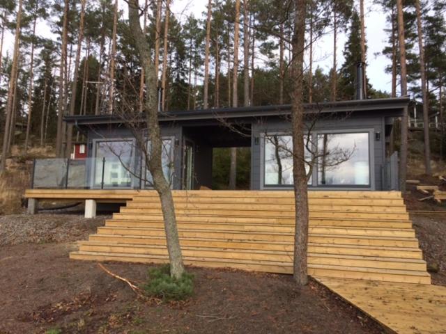 una casa en medio de un bosque en Pikkumerikotka, en Kustavi