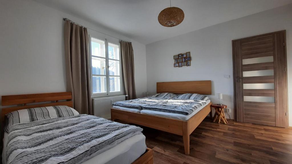 Łóżko lub łóżka w pokoju w obiekcie Apartmán Janské lázně