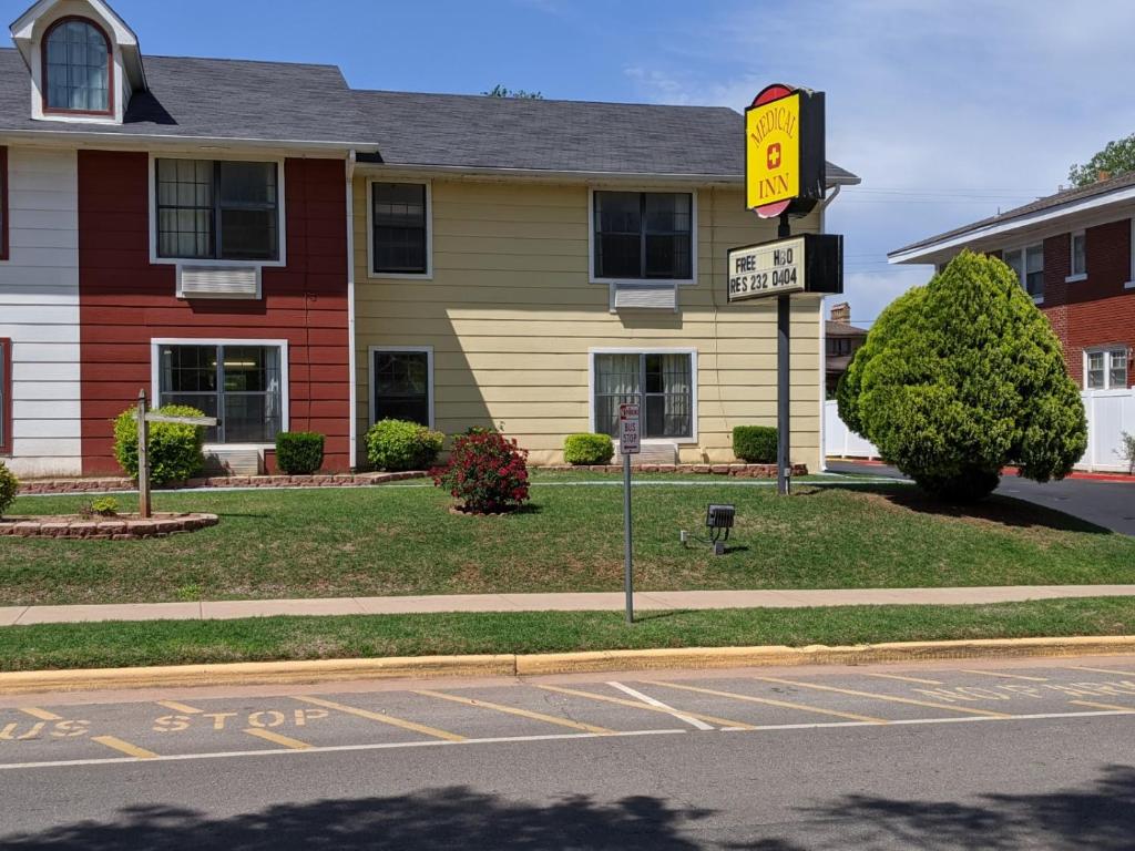 a yellow speed limit sign in front of a building at Medical Inn Oklahoma City in Oklahoma City