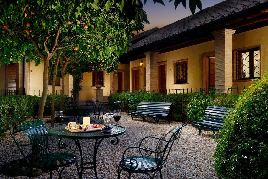 un patio con sillas y una mesa con comida. en Hotel Santa Maria, en Roma