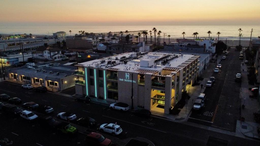 z góry widok na miasto z budynkiem i ocean w obiekcie H2O Hermosa w mieście Hermosa Beach