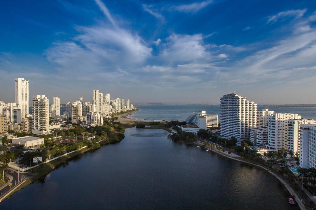 Unik Cartagena Edificio Poseidon في كارتاهينا دي اندياس: اطلالة على مدينة بها نهر ومباني