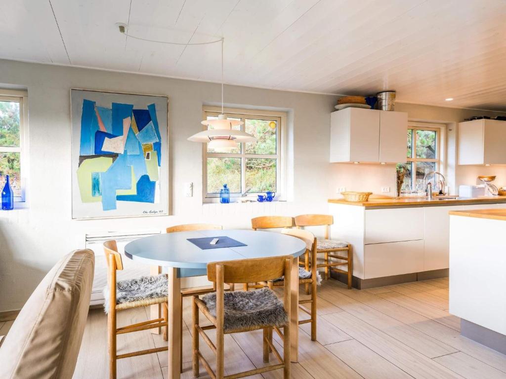 Kuchyň nebo kuchyňský kout v ubytování Holiday home Henne XIII