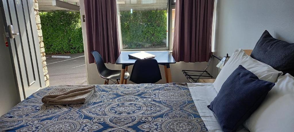Posezení v ubytování White Manor Motel