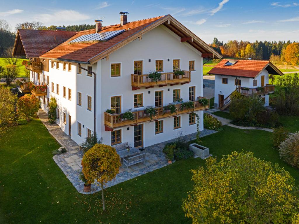 an aerial view of a house with a yard at Das Zuhäusl in Bad Endorf