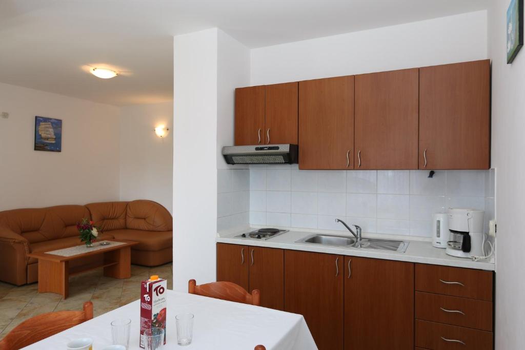 Η κουζίνα ή μικρή κουζίνα στο Two-Bedroom Apartment in Silo VII