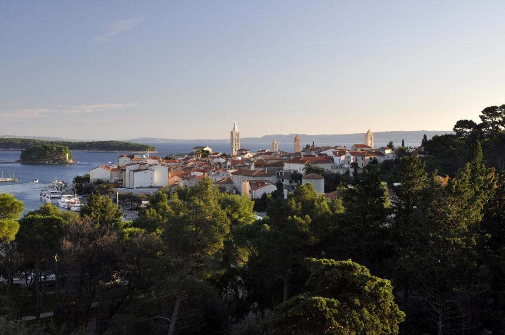 Fotografia z galérie ubytovania Apartment in Rab/Insel Rab 16488 v destinácii Mundanije