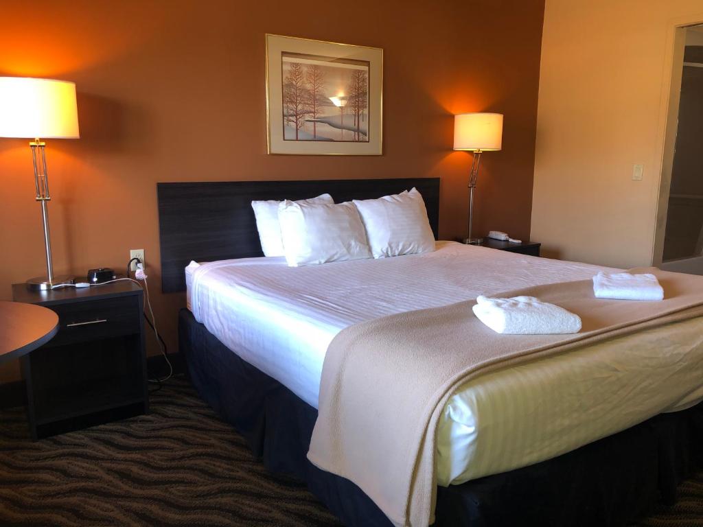 Una habitación de hotel con una cama con dos toallas encima. en Hotel Elevation, en South Lake Tahoe