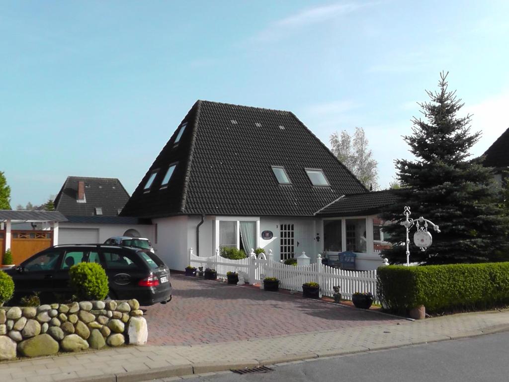 een huis met een auto ervoor geparkeerd bij Gästehaus Gudrun in Tönning