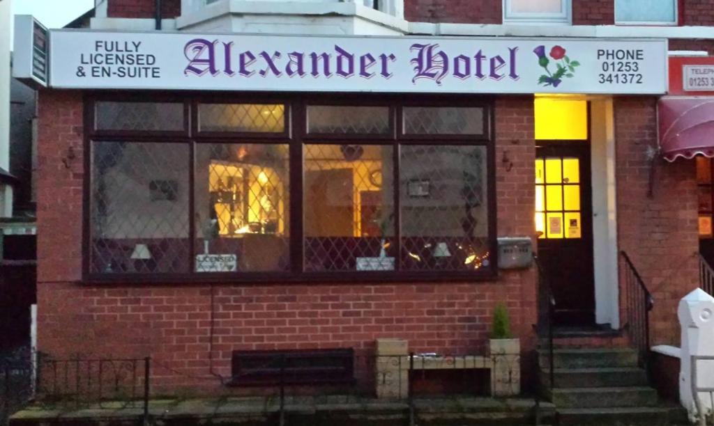 um restaurante com uma placa na frente de um edifício em Alexander Hotel em Blackpool