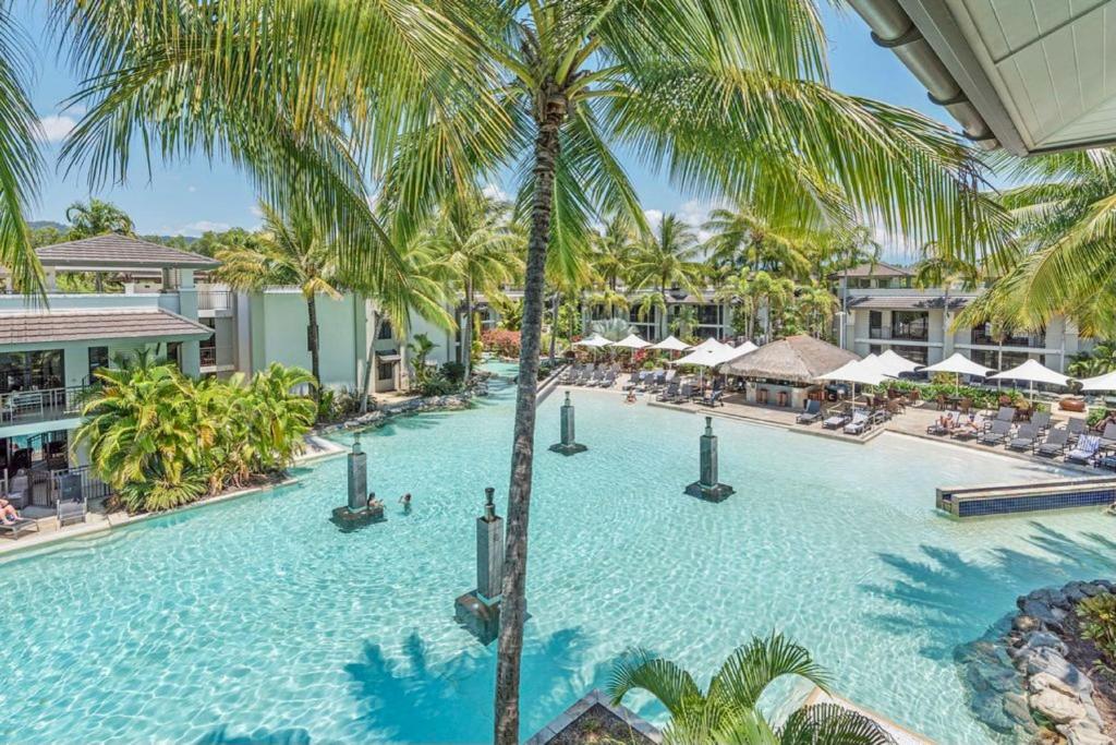 Bazén v ubytování Luxury Apartments at Temple Resort and Spa Port Douglas nebo v jeho okolí