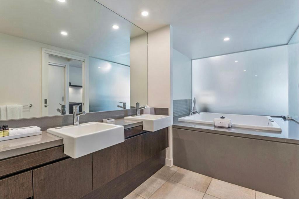 Koupelna v ubytování Luxury Apartments at Temple Resort and Spa Port Douglas