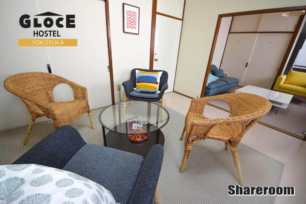 een woonkamer met stoelen en een glazen tafel bij GLOCE 横須賀 シェアルーム NAVY BASE l Yokosuka Share room at NAVY BASE in Yokosuka