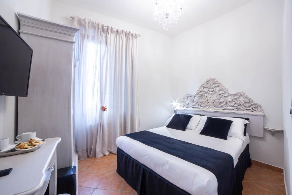 A bed or beds in a room at Residenza Florentia
