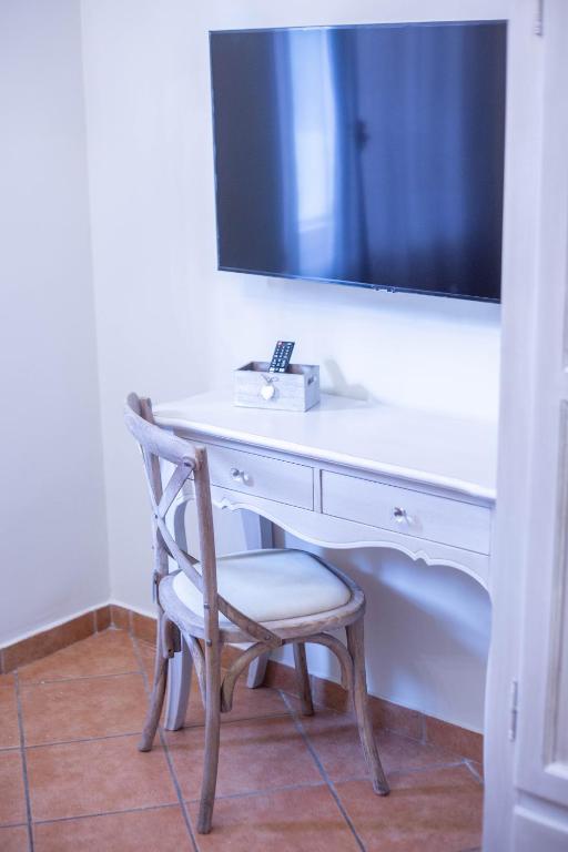 A television and/or entertainment centre at Residenza Florentia