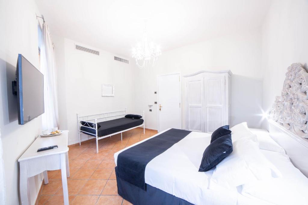 A bed or beds in a room at Residenza Florentia