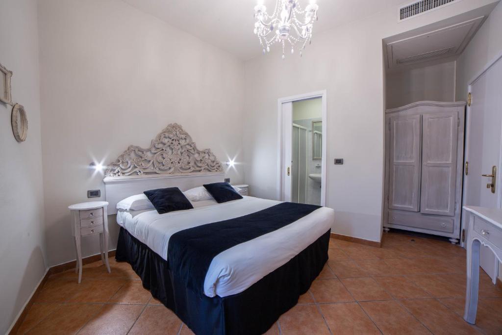 A bed or beds in a room at Residenza Florentia