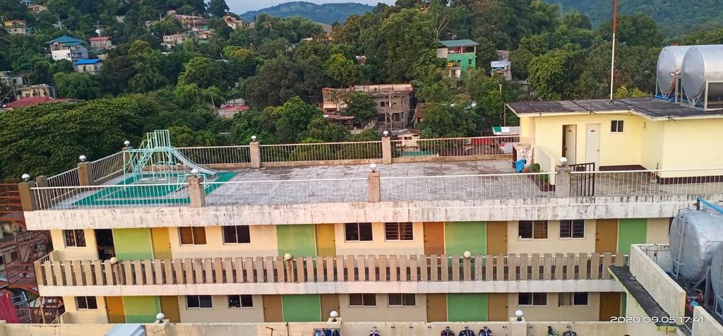 26 GARDEN Deck with a VIEW - Housity