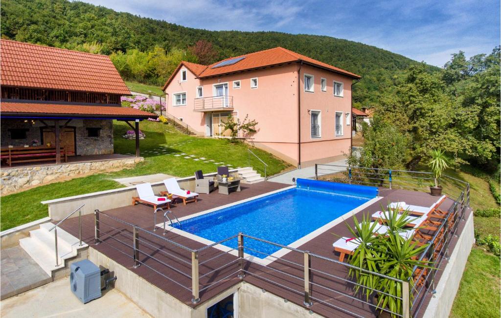 - une vue aérienne sur une maison avec une piscine dans l'établissement 4 Bedroom Pet Friendly Home In Kostanjevac, à Kostanjevac