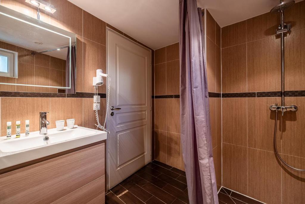 a bathroom with a sink and a shower at Le Pavillon des Lys - Hôtel Particulier in Amboise