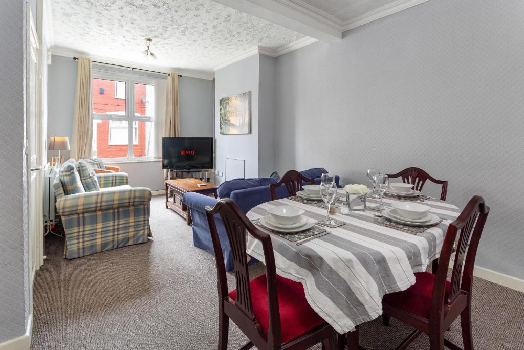 - une salle à manger avec une table et un canapé dans l'établissement 44 Stonehill Street, à Liverpool