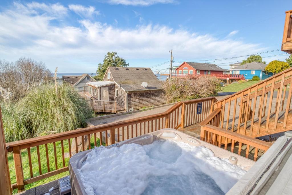 een hot tub op het terras van een huis bij Hubbert Hideaway in Lincoln City