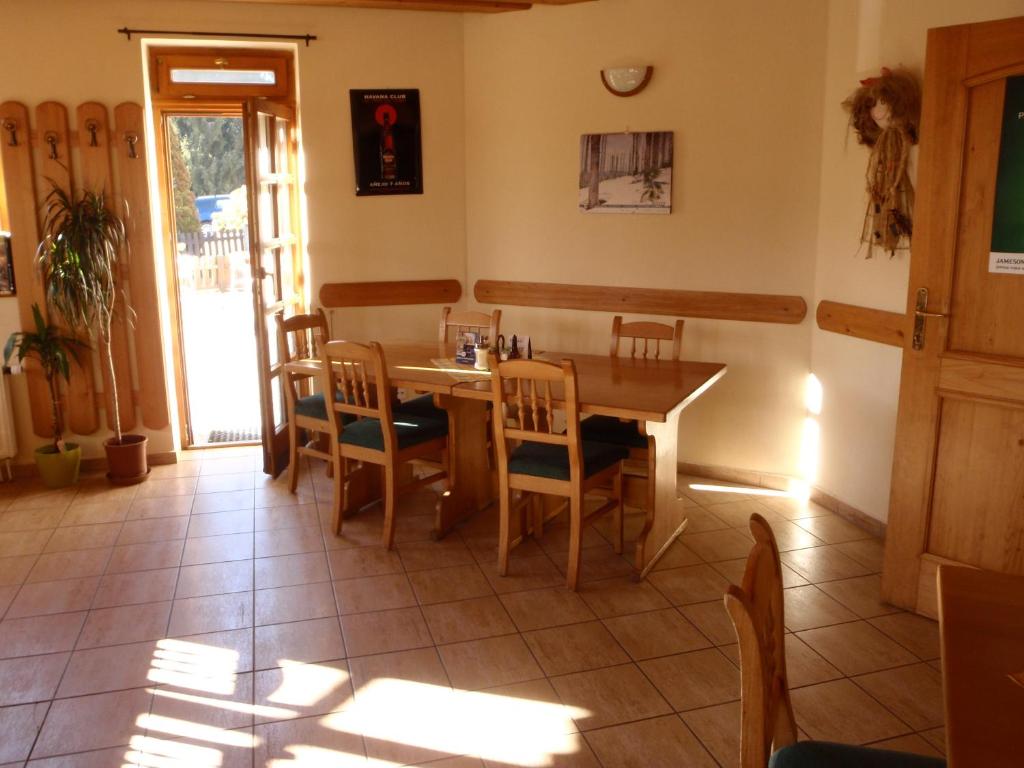 Restauracja lub miejsce do jedzenia w obiekcie Penzion U Studeného potoka