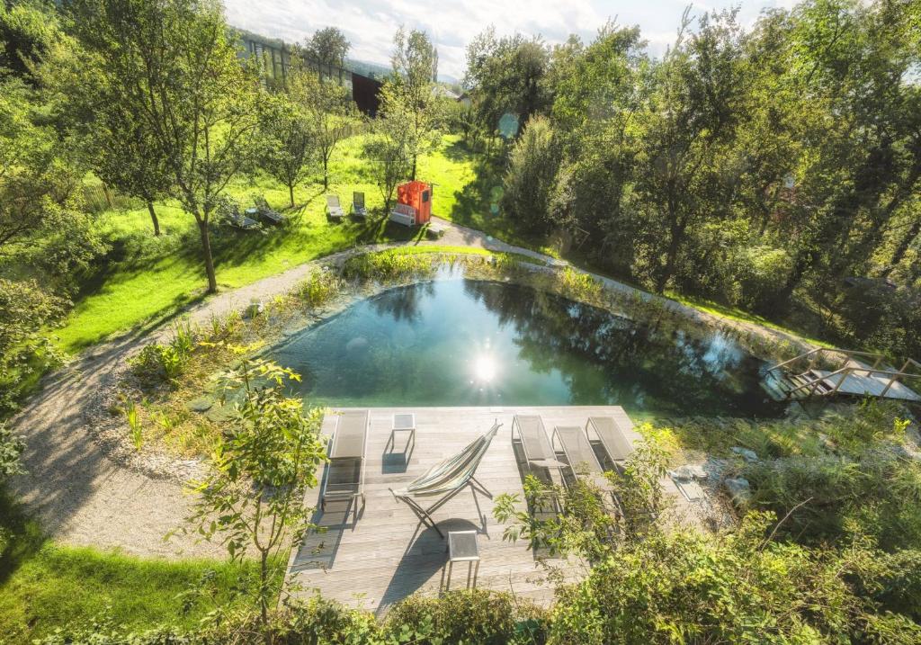 Bazén v ubytování Gartenlofts auf Gut Guntrams nebo v jeho okolí