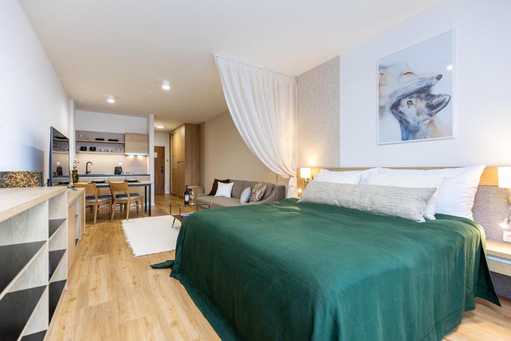 Кровать или кровати в номере Apartman Lucid C207