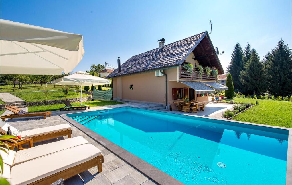 Bazén v ubytování Cozy Home In Slunj With House A Panoramic View nebo v jeho okolí