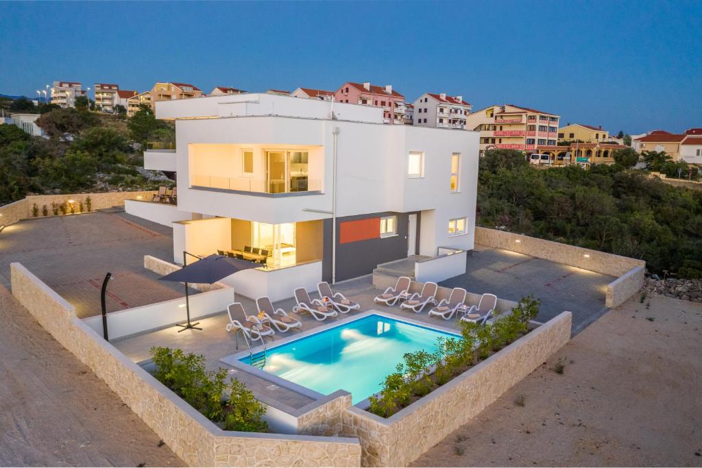 - une vue aérienne sur une maison avec une piscine dans l'établissement Sanda luxury apartment with pool, à Novalja