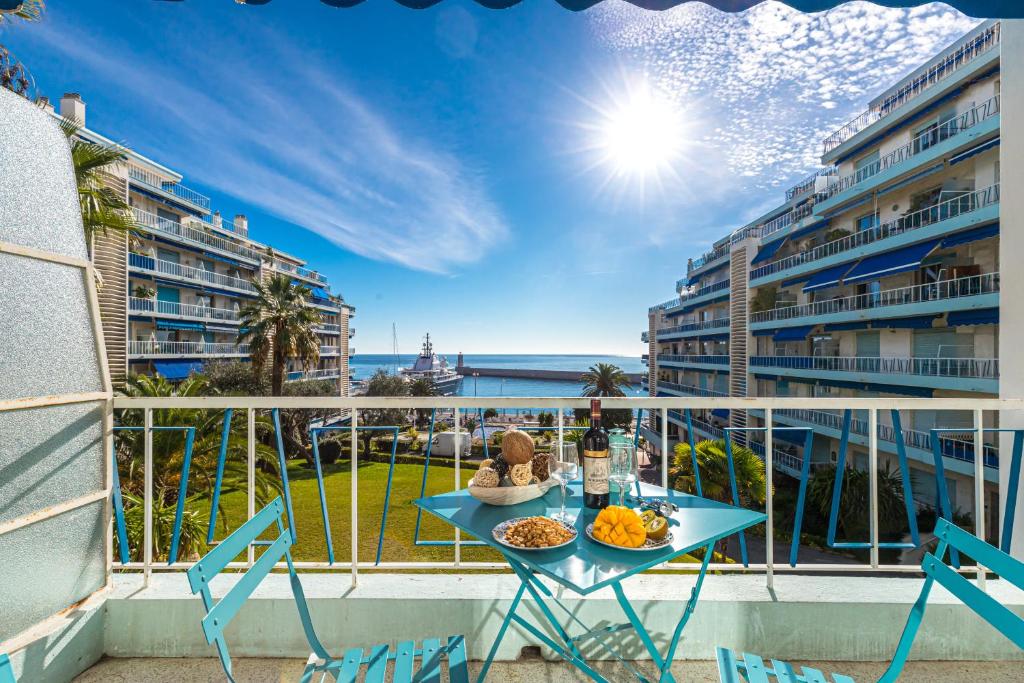 - une table avec de la nourriture sur un balcon avec vue sur l'océan dans l'établissement MY CASA - FRANCK PILATTE, à Nice