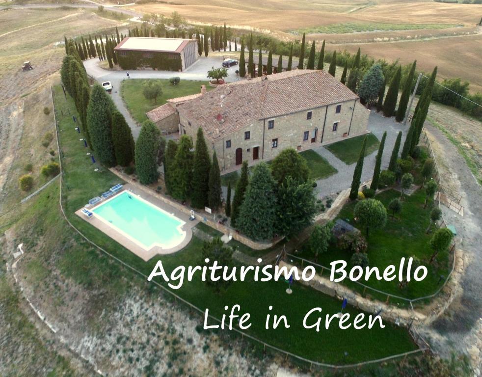 eine Luftansicht eines Anwesens mit Pool in der Unterkunft Agriturismo Bonello in Pienza
