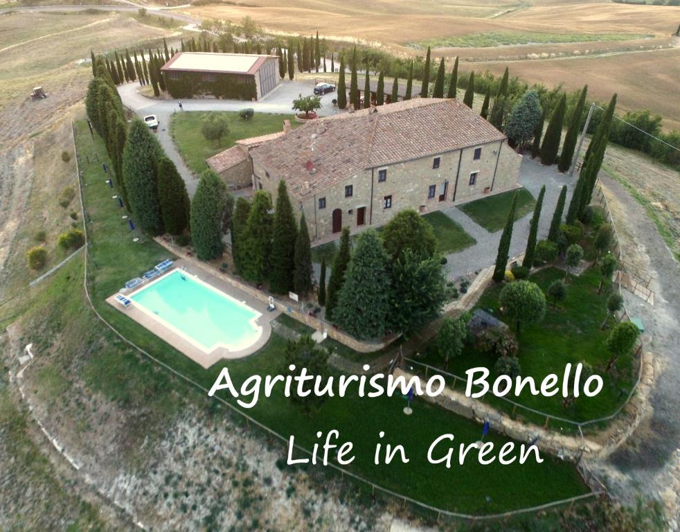 - une vue aérienne sur un domaine avec une piscine dans l'établissement Agriturismo Bonello, à Pienza