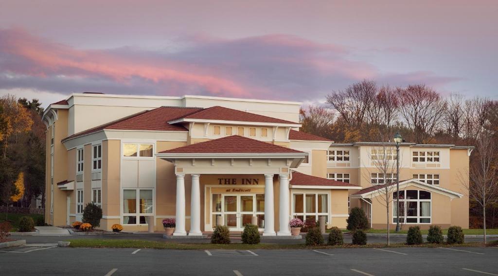 ein großes Gebäude vor einem Parkplatz in der Unterkunft The Wylie Inn and Conference Center at Endicott College in Beverly