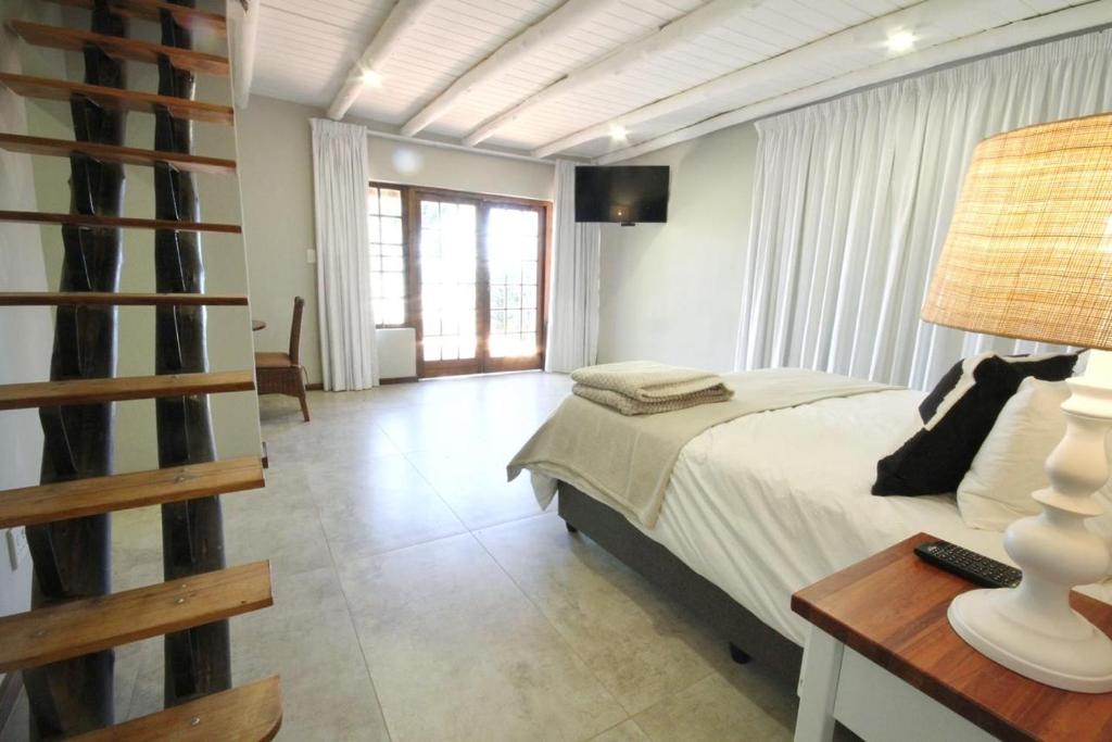 Letto o letti in una camera di Crestwood Bed & Breakfast