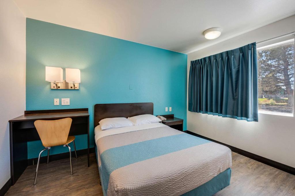 Postel nebo postele na pokoji v ubytování Motel 6-Winnemucca, NV