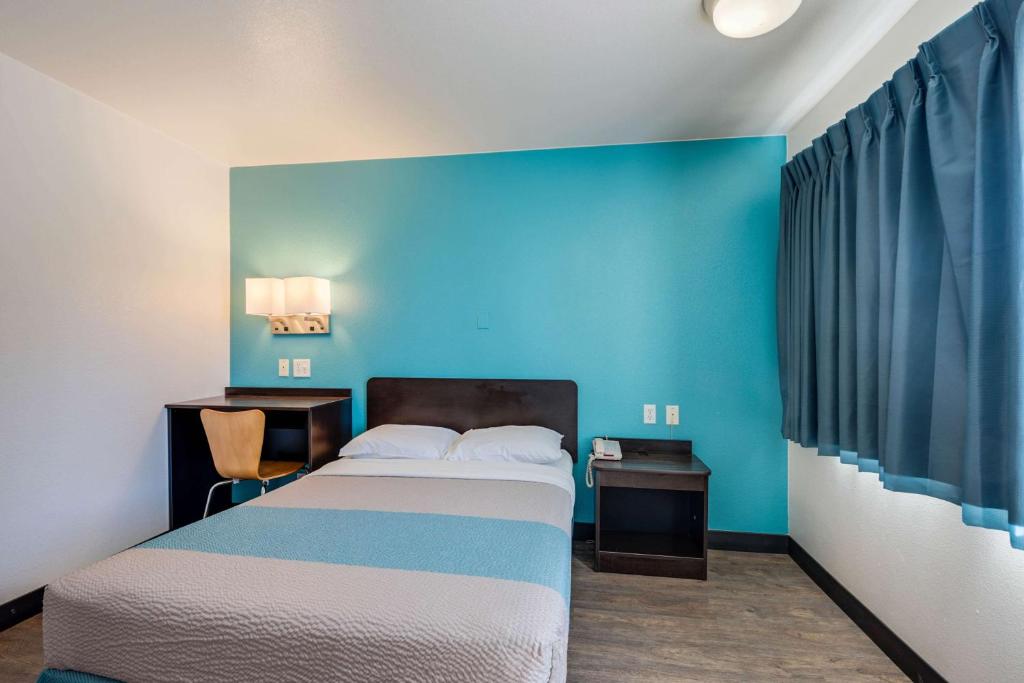 Postel nebo postele na pokoji v ubytování Motel 6-Winnemucca, NV