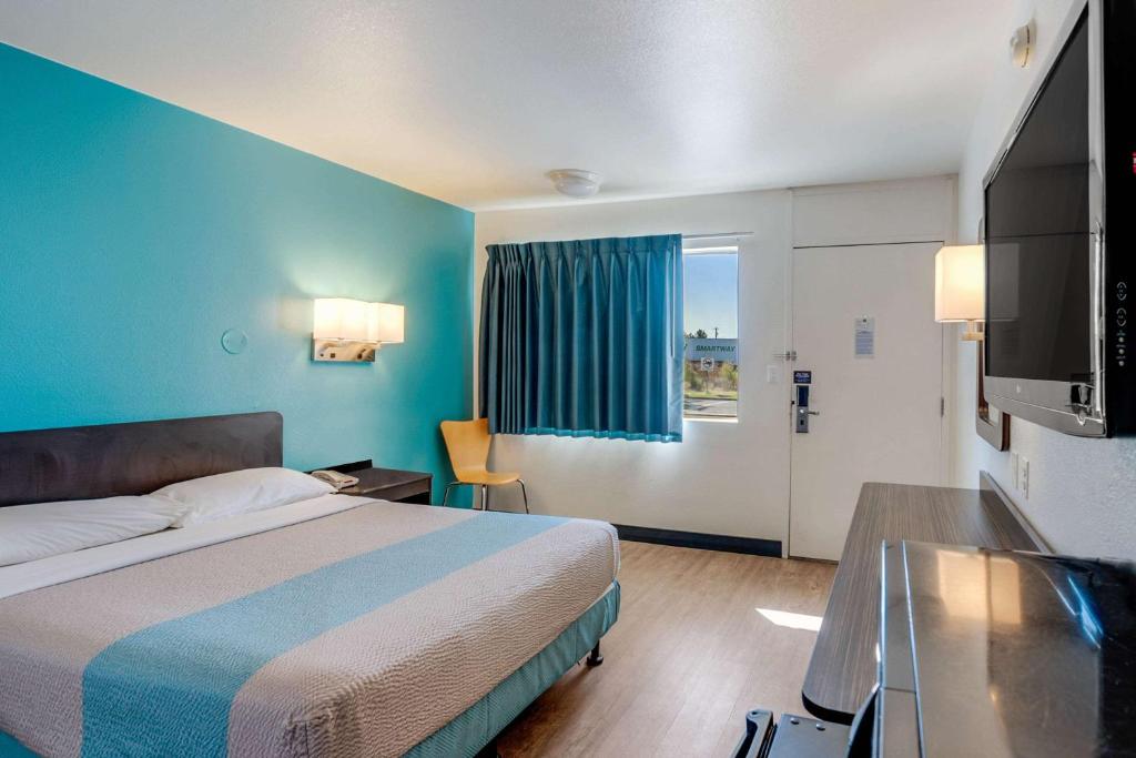Postel nebo postele na pokoji v ubytování Motel 6-Winnemucca, NV