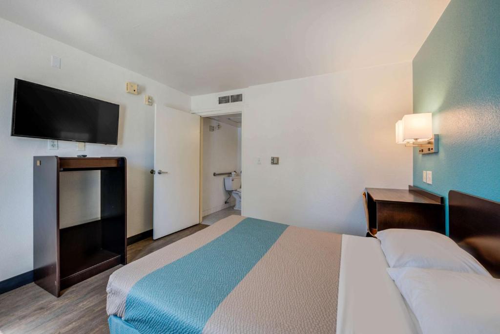 Postel nebo postele na pokoji v ubytování Motel 6-Winnemucca, NV